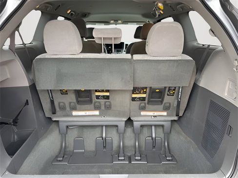 Used 2017 Toyota Sienna LE image 11