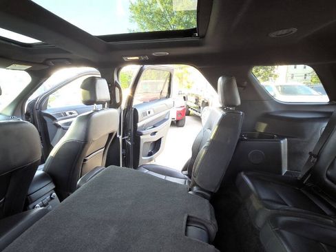 Used 2017 Ford Explorer XLT w/ Equipment Group 202A AWD/4WD image 34