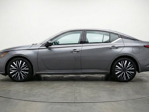 Used 2025 Nissan Altima 2.5 SV FWD image 5