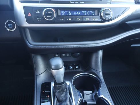 Used 2018 Toyota Highlander SE image 18