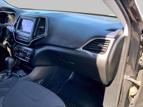 Used 2019 Jeep Cherokee Latitude w/ Popular Appearance Group FWD image 19