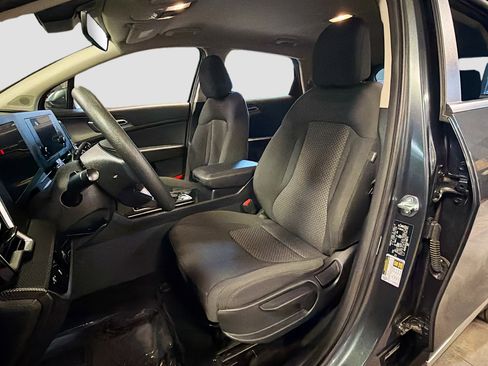 Used 2025 Kia Sportage LX image 13