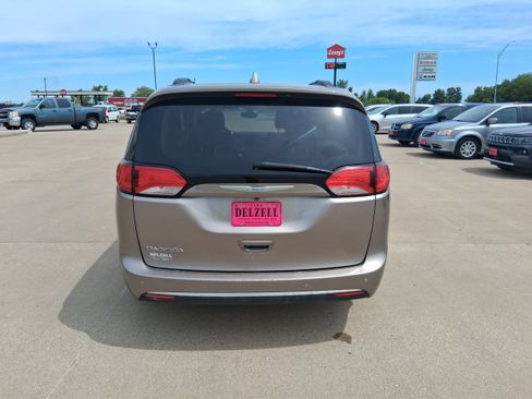Used 2017 Chrysler Pacifica Touring-L FWD image 7