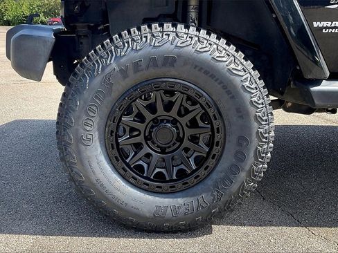 Used 2017 Jeep Wrangler Unlimited Sahara w/ Connectivity Group image 8