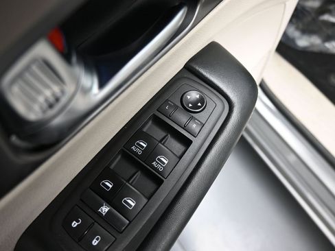 Used 2021 Chrysler Pacifica Touring-L image 31