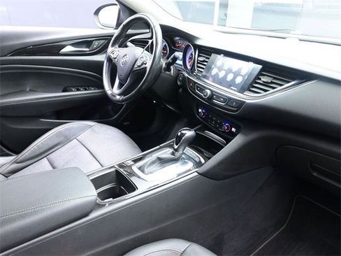Used 2018 Buick Regal Essence w/ Driver Confidence Package #1 image 28