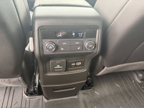 Used 2023 GMC Acadia Denali w/ Denali Ultimate Package AWD/4WD image 23