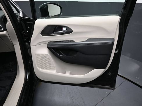 Used 2024 Chrysler Pacifica Touring-L FWD image 18