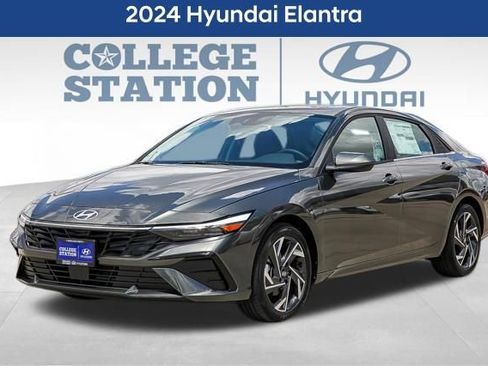 Used 2024 Hyundai Elantra SEL w/ Convenience Package image 3