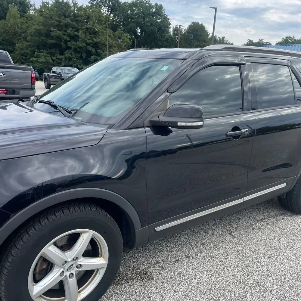 Used 2017 Ford Explorer XLT w/ Equipment Group 202A AWD/4WD image 2