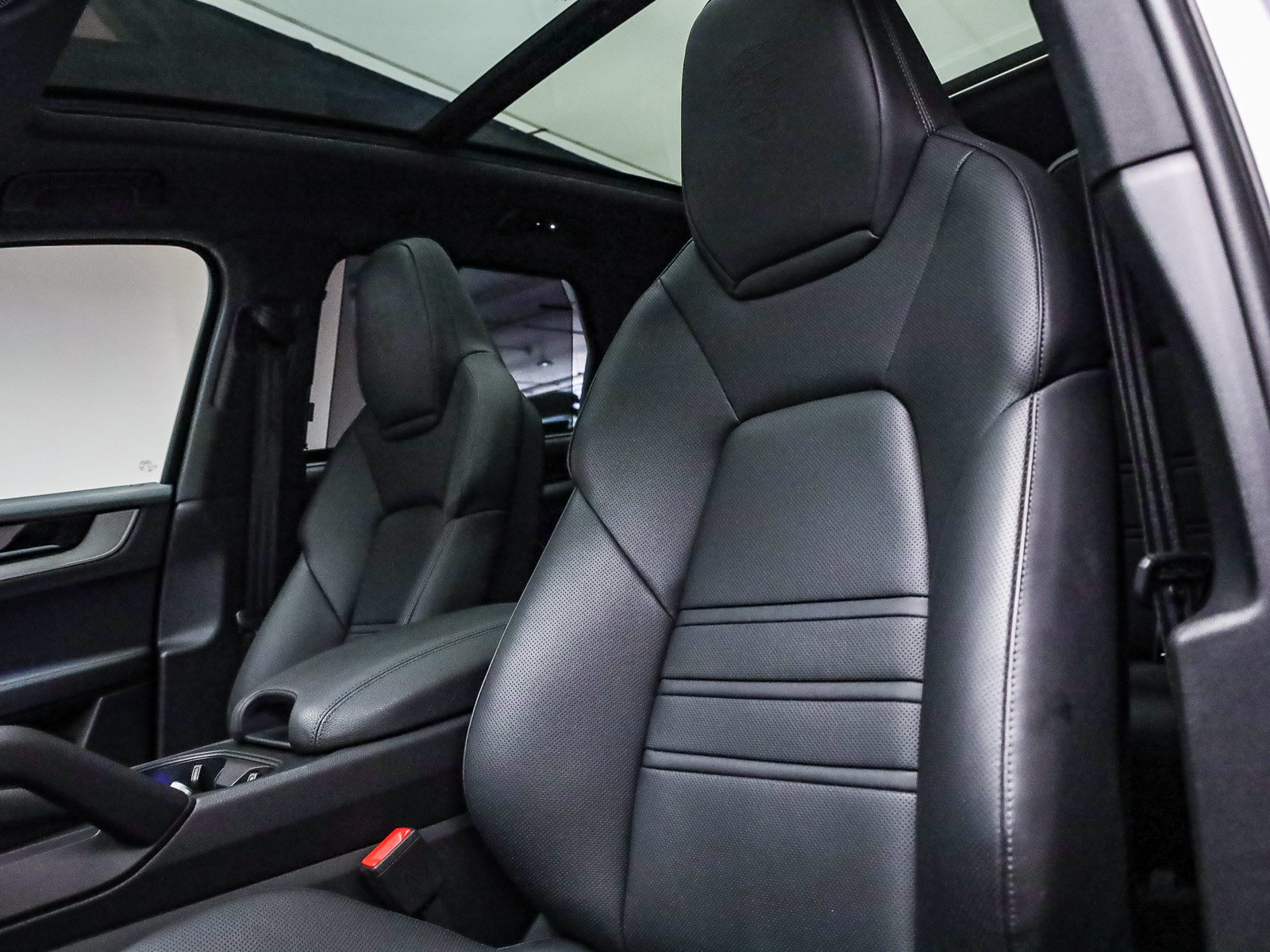 Certified 2025 Porsche Cayenne S AWD/4WD image 36