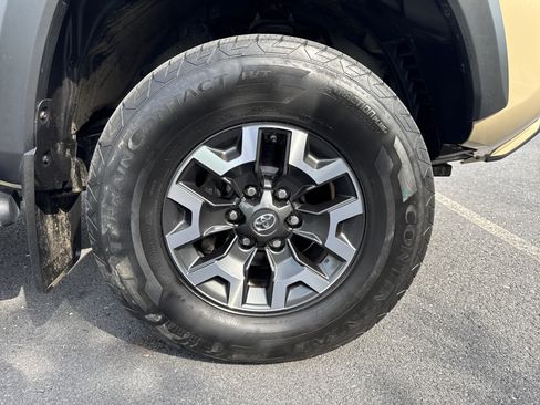 Used 2019 Toyota Tacoma TRD Off-Road AWD/4WD image 32