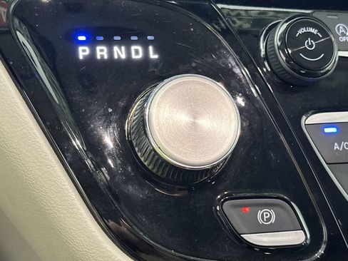 Used 2023 Chrysler Pacifica Touring-L FWD image 20