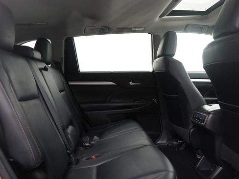 Used 2018 Toyota Highlander XLE w/ Carpet Mat Package (TMS) image 13