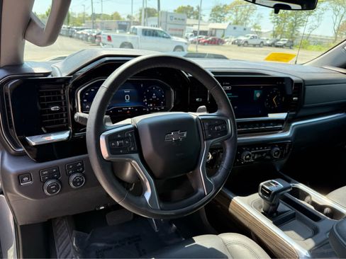 Used 2024 Chevrolet Silverado 1500 LT Trail Boss w/ Convenience Package II AWD/4WD image 13