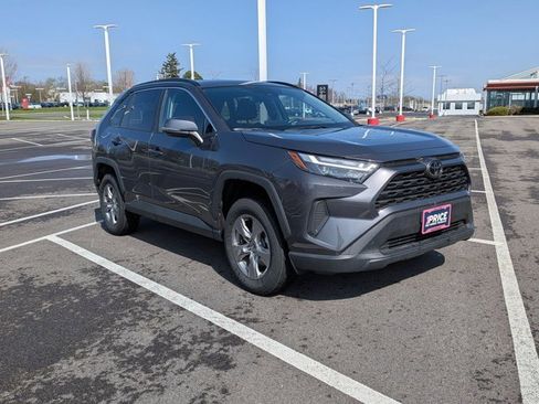Used 2025 Toyota RAV4 XLE image 3