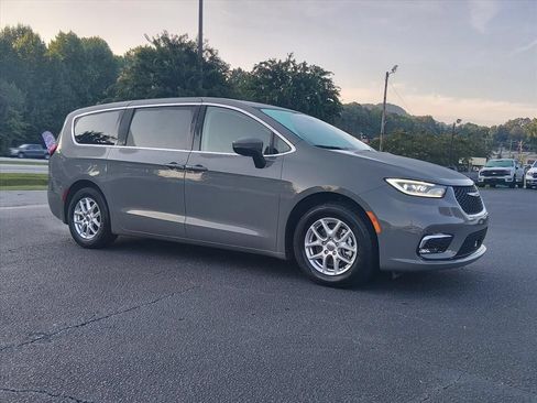 Used 2023 Chrysler Pacifica Touring-L FWD image 2