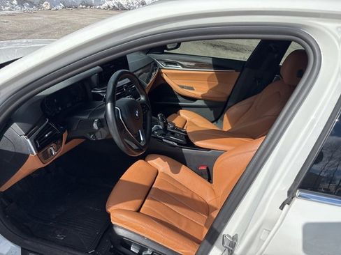 Used 2020 BMW 530i xDrive w/ Premium Package image 3