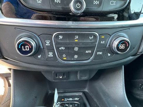 Used 2022 Chevrolet Traverse LT FWD image 16