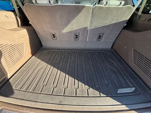 Used 2022 GMC Yukon XL Denali w/ Advanced Technology Package image 11