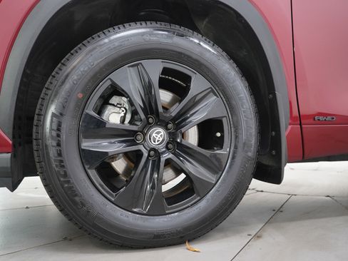 Used 2024 Toyota Highlander XLE image 29