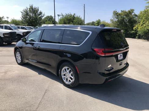 Certified 2024 Chrysler Pacifica Touring-L FWD image 4