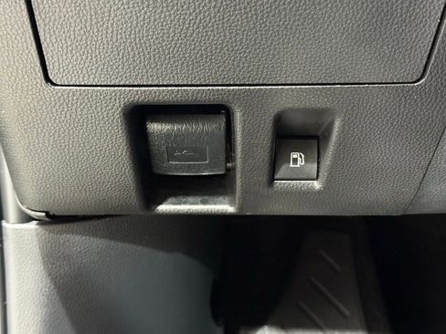 Used 2024 Toyota Highlander LE image 28