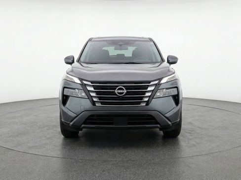 Used 2025 Nissan Rogue SV image 2