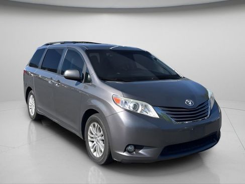 Used 2017 Toyota Sienna XLE FWD image 2