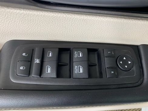 Used 2024 Chrysler Pacifica Touring-L FWD image 32