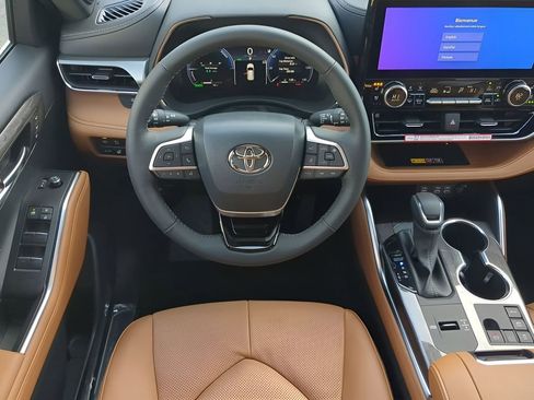 New 2026 Toyota Highlander Platinum image 15