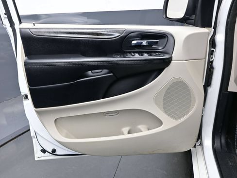 Used 2019 Dodge Grand Caravan SE w/ UConnect Hands-Free Group FWD image 9