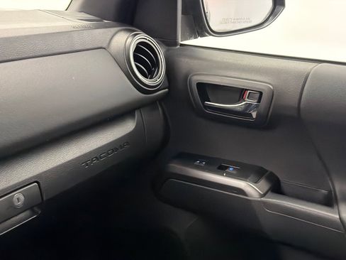 Used 2022 Toyota Tacoma TRD Off-Road image 31