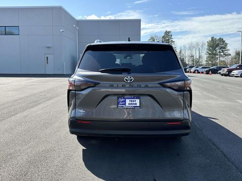 Used 2025 Toyota Sienna XLE image 29