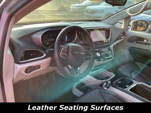 Used 2023 Chrysler Pacifica Touring-L FWD image 4