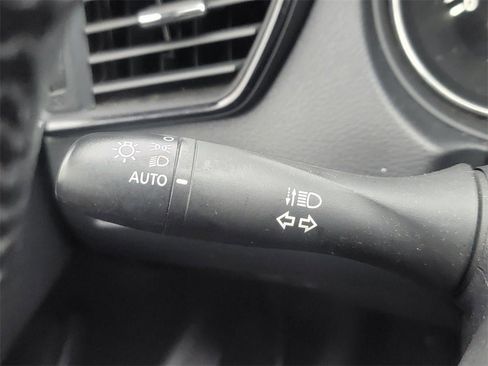 Used 2018 Nissan Rogue SV image 17