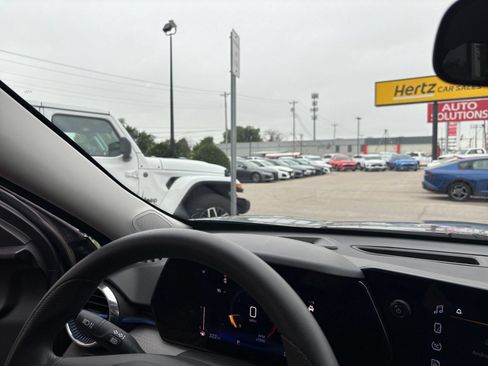 Used 2025 Chevrolet Trax LT FWD image 33