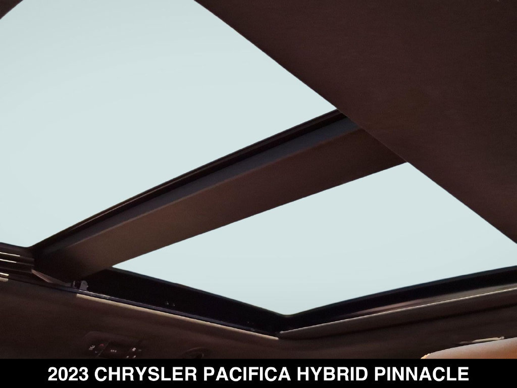 Used 2023 Chrysler Pacifica Pinnacle FWD image 16