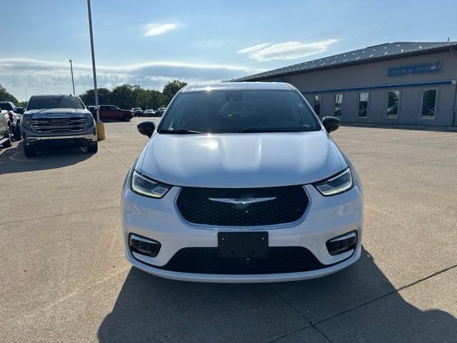 Used 2024 Chrysler Pacifica Touring-L FWD image 2