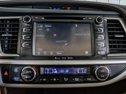 Used 2018 Toyota Highlander XLE image 26