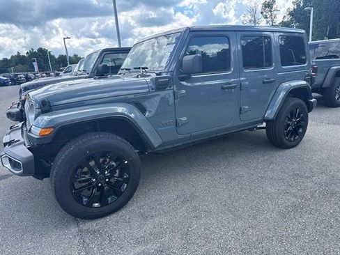 Used 2025 Jeep Wrangler Unlimited Sahara w/ Safety Group AWD/4WD image 3