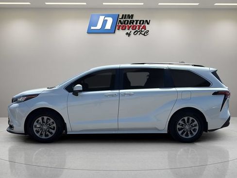 Used 2022 Toyota Sienna XLE FWD image 8