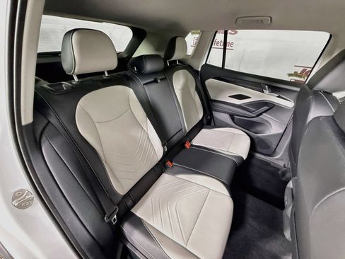 Used 2025 Volkswagen Tiguan SE AWD/4WD image 29