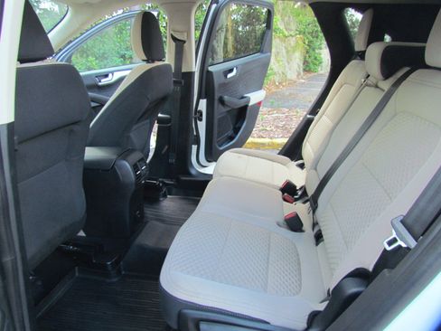 Used 2020 Ford Escape SE image 23