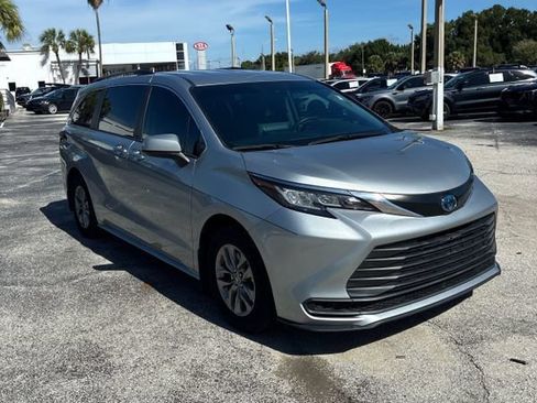 Used 2022 Toyota Sienna LE AWD/4WD image 10