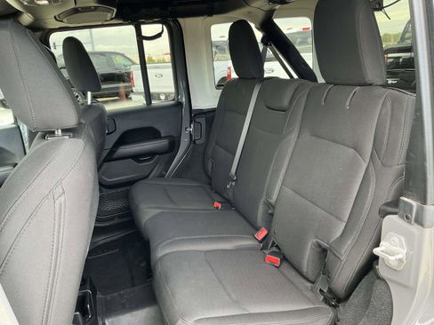 Used 2018 Jeep Wrangler Unlimited Sahara image 23