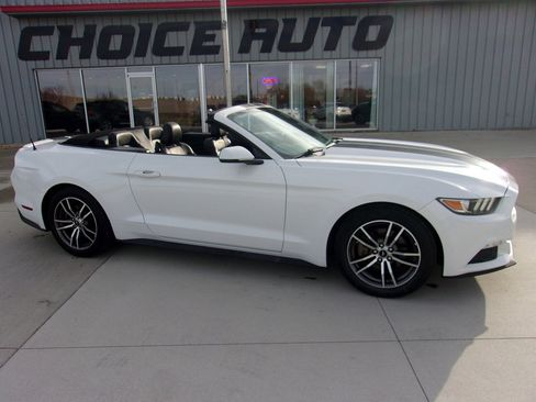 Used 2017 Ford Mustang Premium image 4