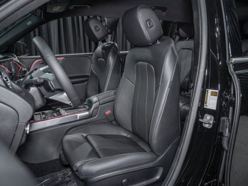 New 2025 Mercedes-Benz GLB 250 image 9