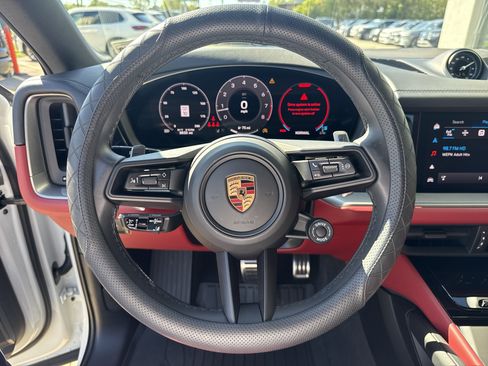 Used 2025 Porsche Cayenne S AWD/4WD image 22
