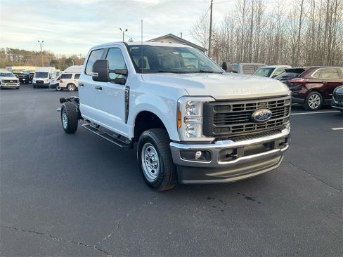 New 2026 Ford F250 XL w/ XL Chrome Package image 3